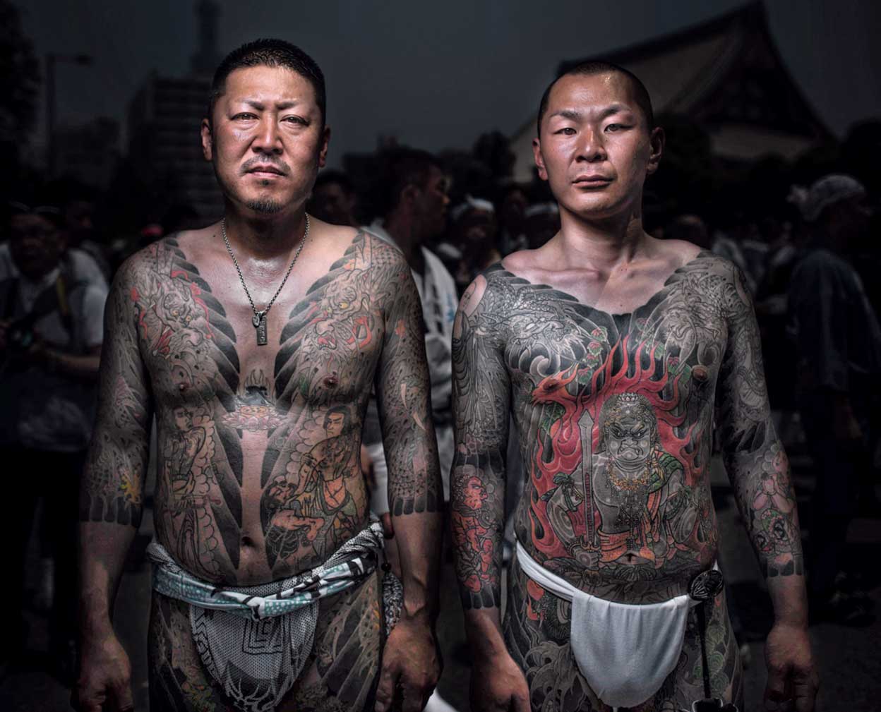 La Yakuza tiene más de un siglo de antigüedad, pero adquirió fuerza después de la Segunda Guerra Mundial aprovechando el vacío de poder y los desórdenes. En la actualidad, a pesar de sus numerosos crímenes, sus tatuajes son un símbolo de cierto prestigio para algunos japoneses.