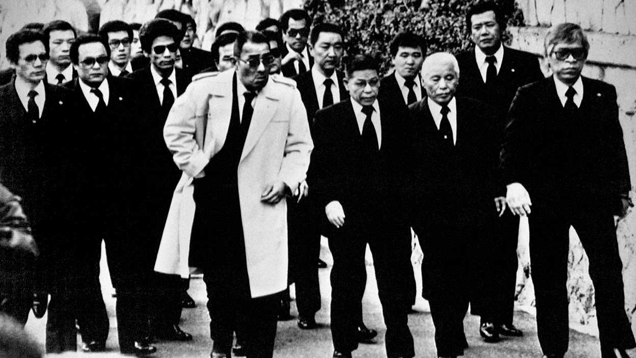 Muchos japoneses dicen extrañar «la Yakuza de antes, la de los buenos tiempos». Es una expresión engañosa, pero es cierto que antes no se metían con la ciudadanía general. De hecho, ellos se ufanaban de proteger a los débiles. Todo cambió cuando Nomura y sus métodos violentos se hicieron cargo de la banda Kudo-kai.