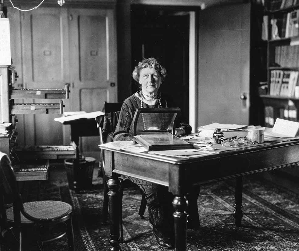 Como Leavitt, Annie Jump Cannon también se quedó sorda. Destacaba por su capacidad de organización. Ideó un método de clasificación de las estrellas que todavía se usa hoy en día.