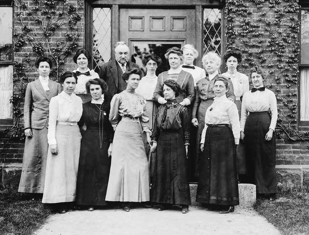 Molestos porque Edward Pickering había reclutado a mujeres como ayudantes, algo inaudito en las universidades de la época, profesores de Harvard las llamaban ‘el harén de Pickering’.