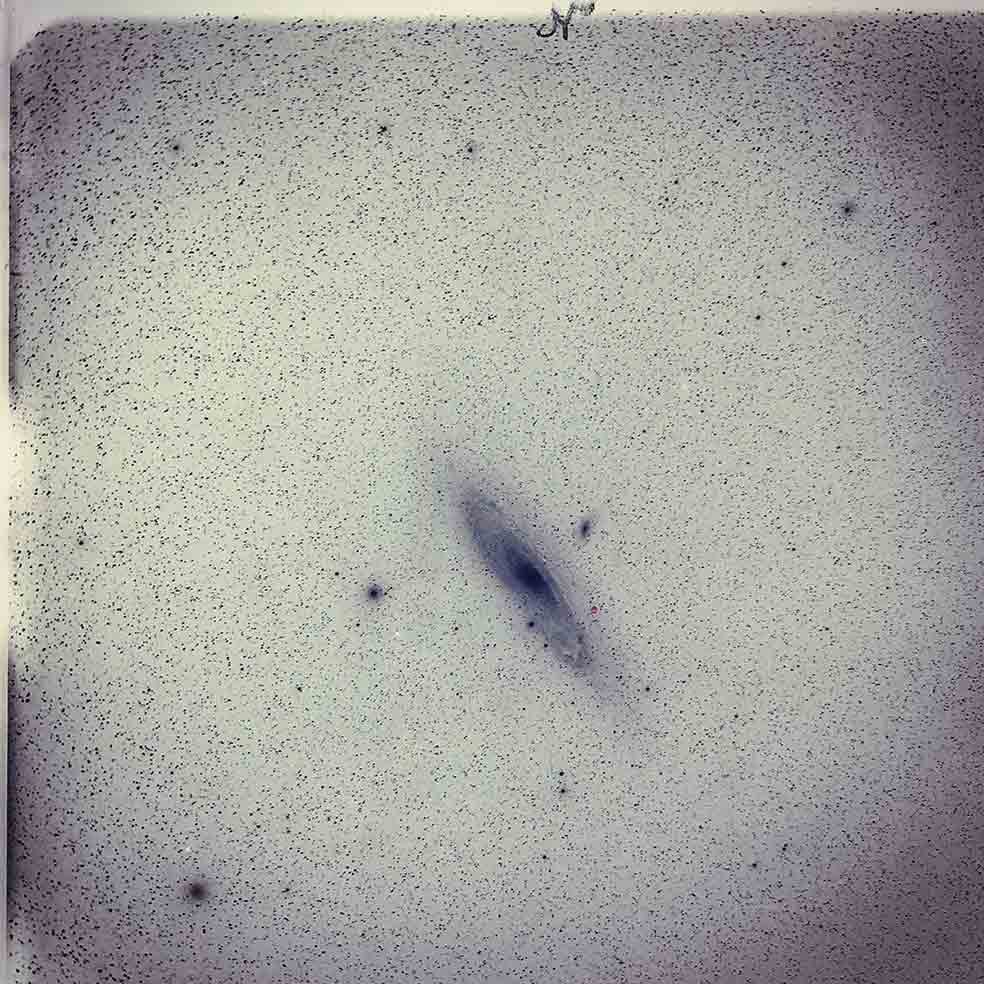 Había que dejarse las pestañas para hallar diferencias entre las placas de vidrio del cielo nocturno, donde había impresionadas cientos o miles de estrellas. La tarea requería atención y paciencia infinitas.