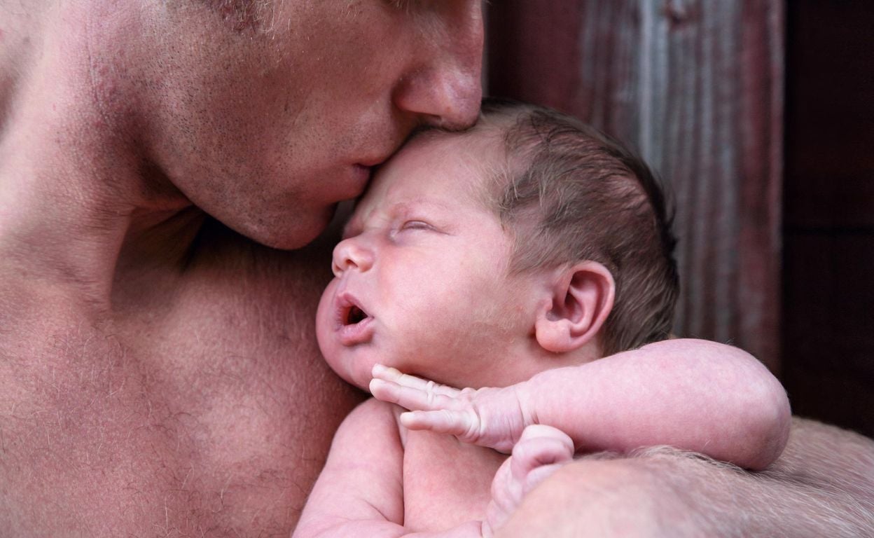 Tener un nivel bajo de testosterona te hace ser mejor padre