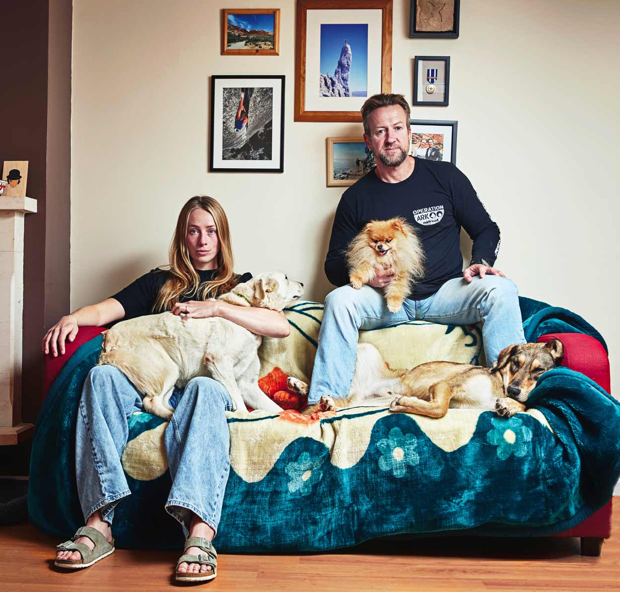 Los afortunados. Farthing posa en su casa de Essex (Inglaterra) con su mujer, Kaisa, a quien conoció en Afganistán, y tres de los perros rescatados en el país tras el ascenso de los talibanes. El pomerania se hizo famoso porque el exmarine se fotografió con él en el avión que los sacó del país cuando miles de personas intentaban, sin éxito, alcanzar un avión que los rescatara.