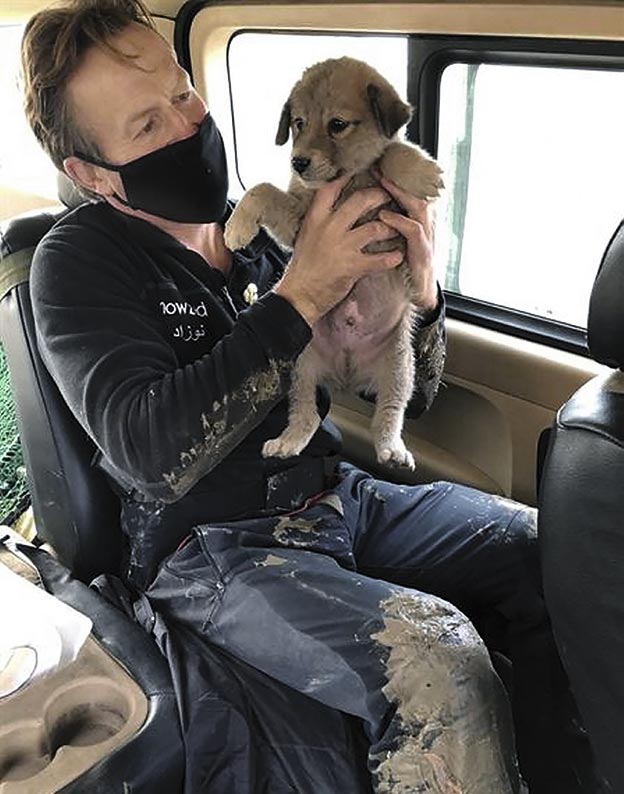 Farthing vio por primera vez a los Marines a los 13 años en su casa de Essex en las noticias de la tele durante el conflicto de las Malvinas. Le dijo a su madre: «Yo voy a hacer eso». Comprobó en la biblioteca que la resistencia física era un factor importante en esa rama de ejército y a los 14 años ya estaba corriendo maratones. A los 18, el primer día que pudo, se alistó en los Royal Marines.