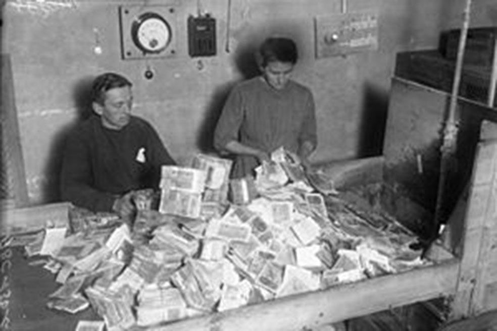 La inflación se desbocó tanto durante la República de Weimar que Alemania tuvo que cambiar de moneda. En la foto, los funcionarios recolectan billetes devaluados en 1924.