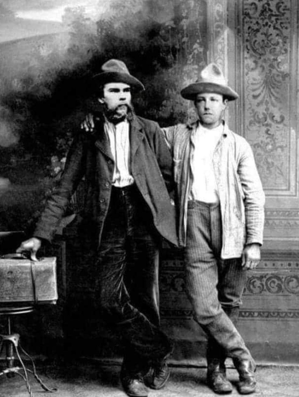 Rimbaud y Paul Verlaine (en la foto, en Bruselas en 1873) vivieron una de las relaciones más apasionadas del mundo literario. Se conocieron cuando Rimbaud tenía 16 años y Verlaine 37 (y una esposa y un hijo) y pasearon por París su romance antes de instalarse en Inglaterra durante unos años. Allí la relación, bañada en alcohol, se deterioró. Golpes, violencia y finalmente dos disparos de Verlaine a Rimbaud que aunque solo le hirió en un hombro, acabó para siempre con aquella pasión.