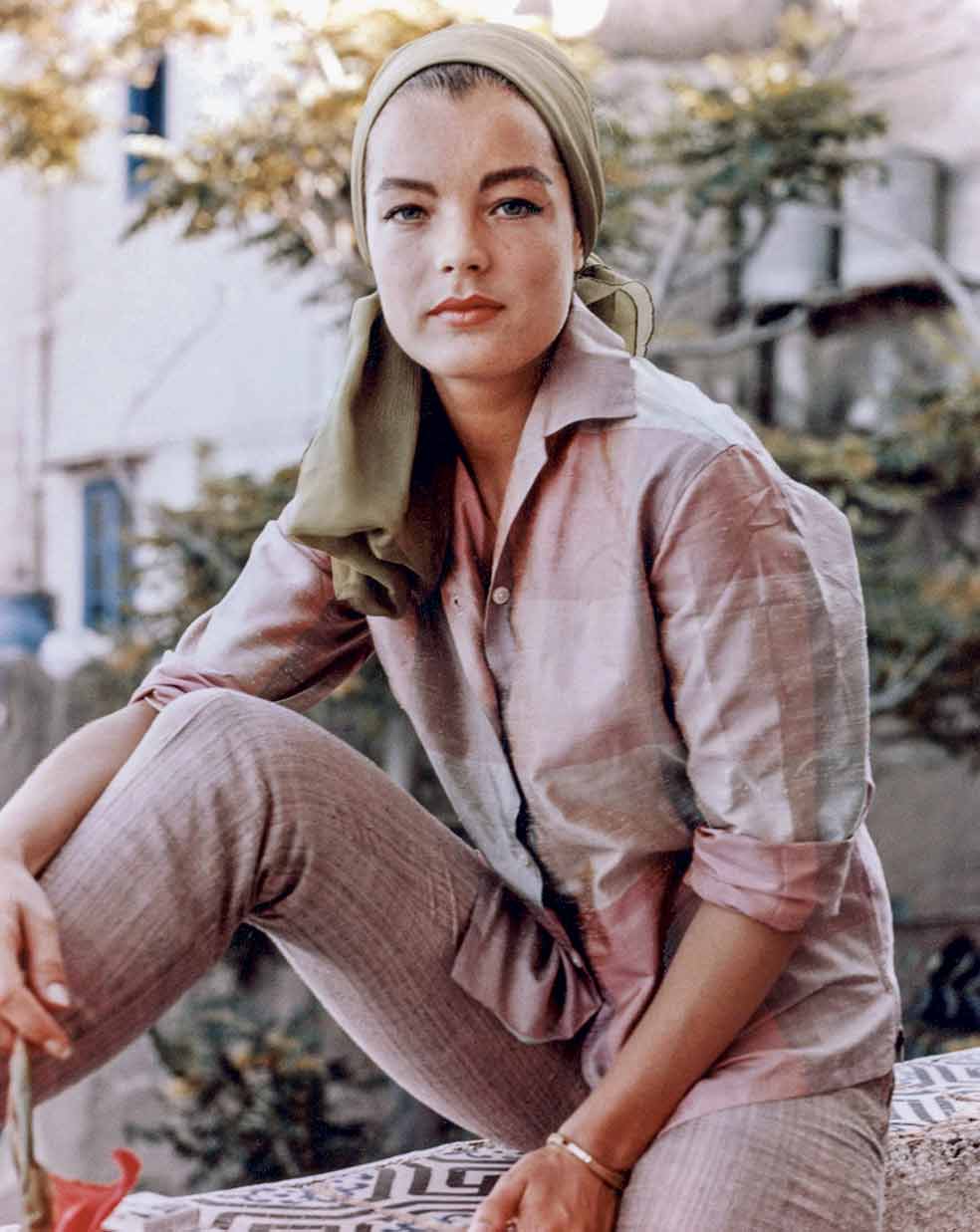 Romy Schneider es la protagonista de La beauté du ciel ('La belleza del cielo'), el libro de Sarah. Romy, nacida en Austria, se hizo famosa en toda Europa en los años 60 con la saga de Sissi. Arrasaba con los personajes románticos e inocentes, pero los abandonó en los años 70 para intentar otras interpretaciones más maduras y sensuales. Su profesión iba bien, pero su vida personal empezó a naufragar pronto, con problemas de depresión y alcoholismo.