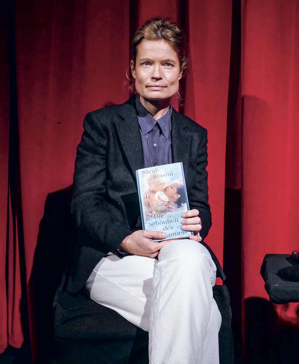 Sarah Biasini, de 44 años, siguió los pasos de su madre, Romy Schneider, y ha actuado en teatro, cine y series de televisión. Tiene una hija de 4 años, la misma edad que tenía ella cuando su madre falleció.