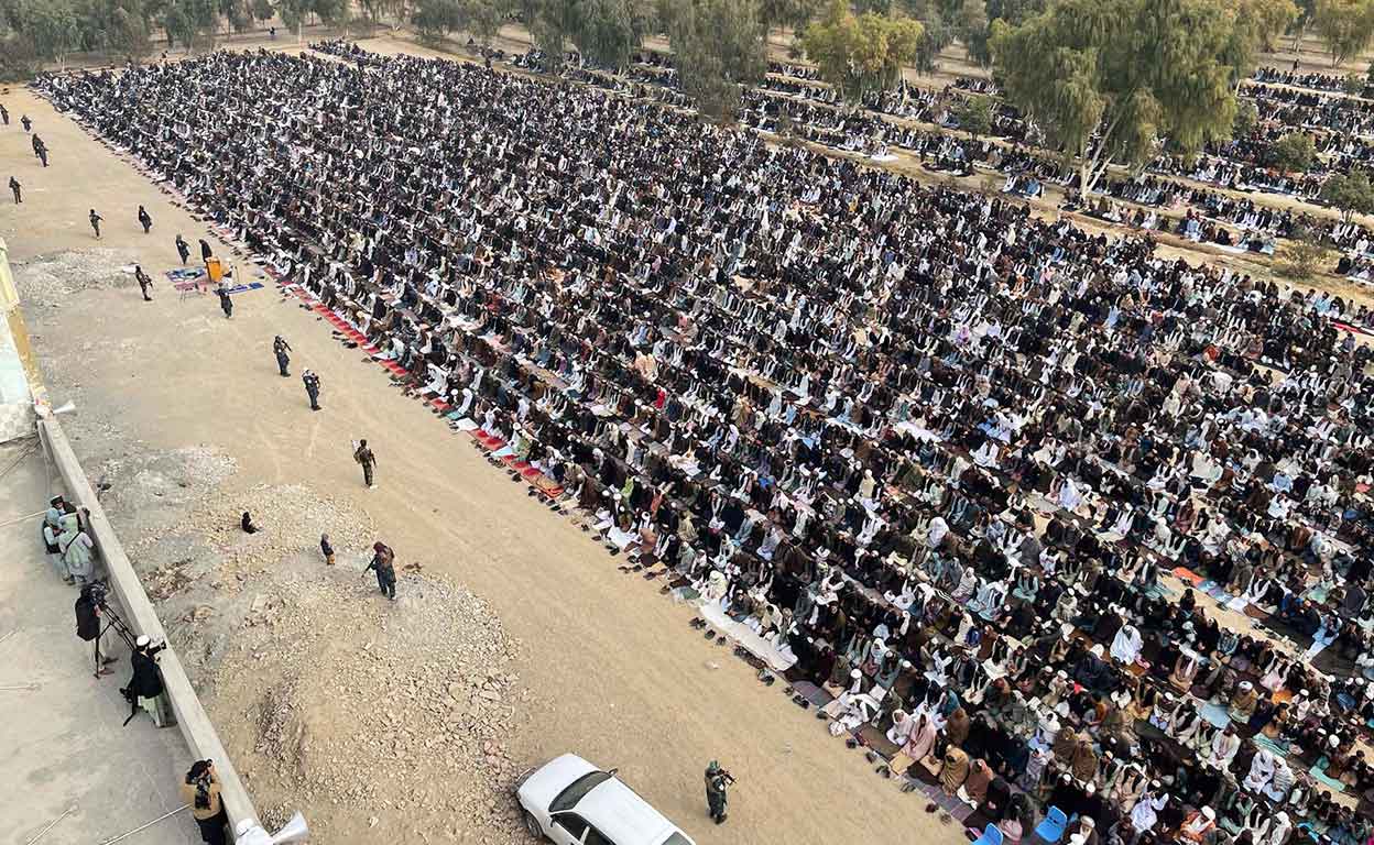 Por orden del gobierno talibán, miles de afganos se reunieron en mezquitas y explanadas de todo el país durante tres días seguidos para pedir lluvia al cielo ante la devastadora sequía. Esta imagen fue tomada en Kandahar el 25 de diciembre.