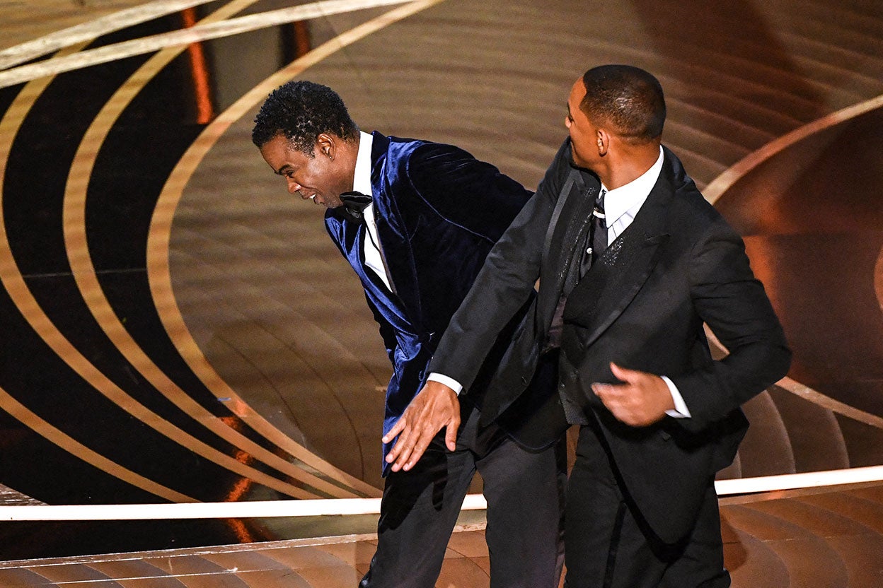 El bofetón de los Oscar parece haber tenido peores consecuencias para Chris Rock que para Will Smith. Es cierto que Smith vio rescindidos varios contratos y su fundación benéfica se hundió, pero, según Jada Smith, su relación como pareja se reforzó y dos años después, el actor ha vuelto a las pantallas. Chris Rock, en cambio, sigue manteniendo un perfil más bajo. Y según contó su amiga Leslie Jones, la bofetada le afectó mucho psicológicamente. «Fue humillante. La gente debe entender que sus hijas y sus padres lo vieron.Tuvo que ir a terapia con sus hijas». La Academia le ofreció presentar los Oscar en 2023, pero Rock se negó: «sería como volver al lugar del crimen».