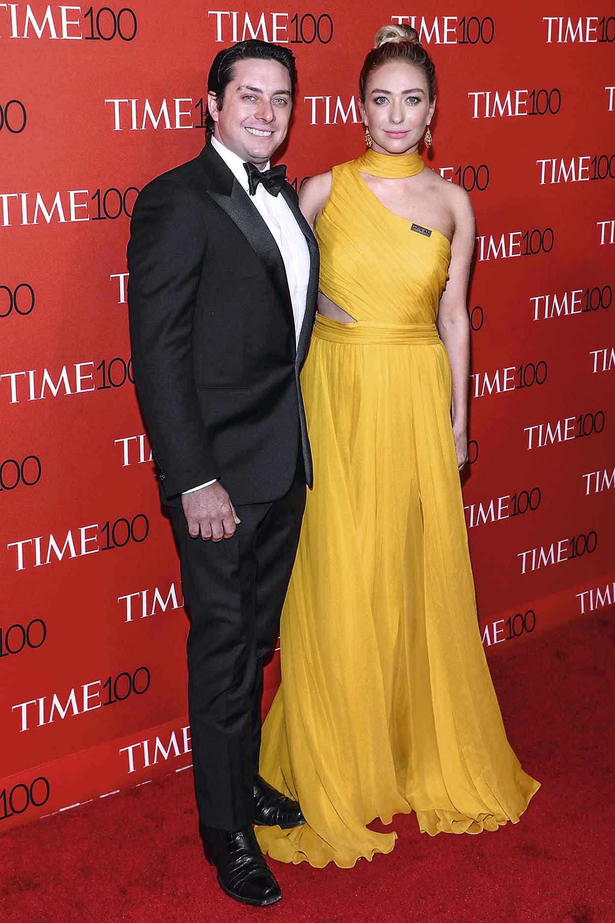 Whitney, de padre judío y madre católica, creció en un pueblo cerca de Salt Lake city, en Utah, un estado de mayoría mormona, "patriarcal hasta el paroxismo", dice. Lejos de paralizarla, eso la impulsó a buscar formas de evitar las relaciones tóxicas. Se casó en 2018 con Michael Herd -un millonario texano-, pero su fortuna propia asciende a 1600 millones de dólares.