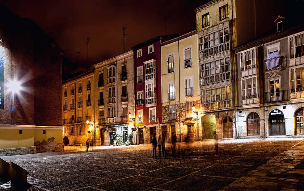 Cuenta la tradición que nació en Vivar, hijo de un noble segundón. Rodrigo murió en Valencia, pero su mujer, Jimena, trasladó los restos al monasterio burgalés de San Pedro de Cardeña. La tumba de ambos está en la catedral de Burgos. En la foto, plaza de las Llanas.