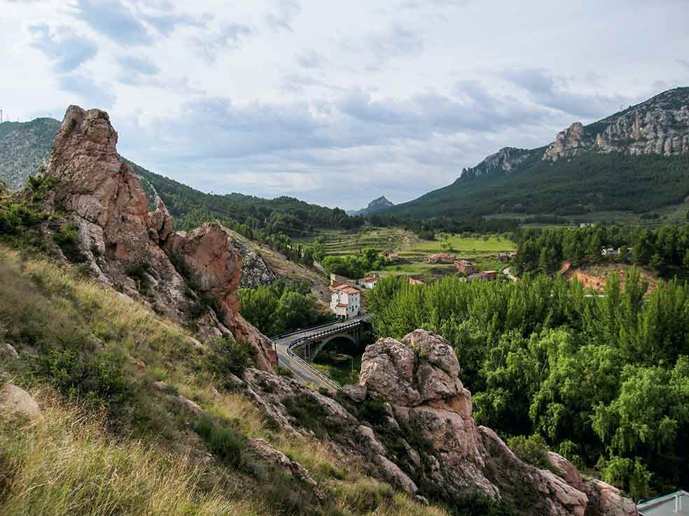La primera gran batalla que narra el Cantar de Mío Cid es en Alcocer, hoy despoblado. El ejército del Cid atrae a muchos soldados de fortuna, animados por el botín. Utiliza Teruel como base de operaciones para lanzar ataques por el Mediterráneo. Imagen del paisaje de Montalbán.