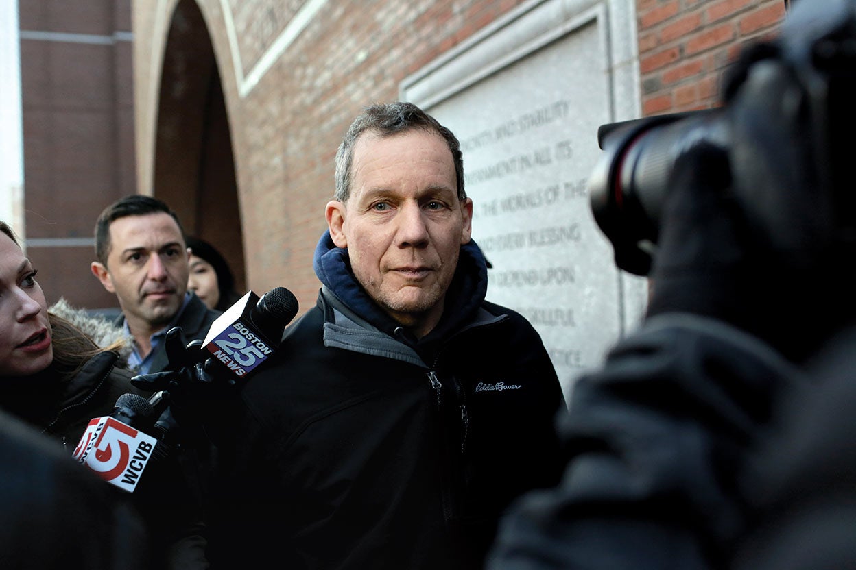 El investigador y químico de Harvard Charles Lieber tras declarar ante un tribunal por ocultar su colaboración con el laboratorio de la Universidad Técnica de Wuhan y participar en un proyecto del gobierno chino para atraer talento extranjero.