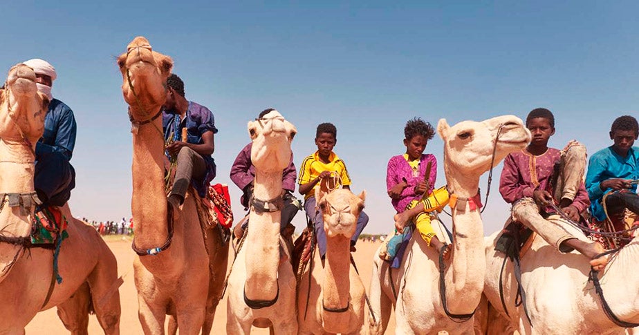 Hasta hace unos años, los jinetes de camellos eran niños, porque pesan menos. Muchos sufrieron graves lesiones e incluso la muerte a causa de la actividad. Ahora está prohibido.
