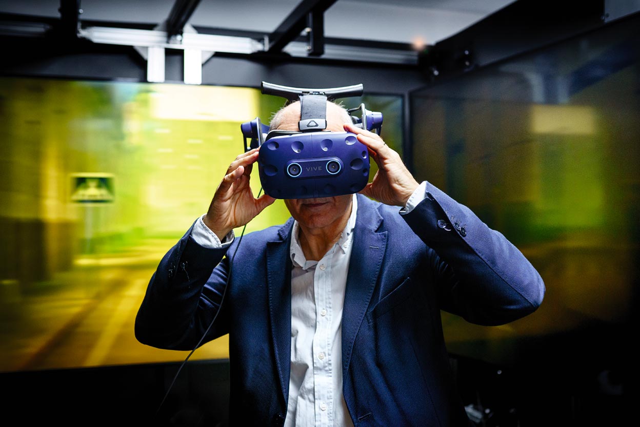 El doctor Fernández Jover (en la imagen), de la Universidad Miguel Hernández, ha creado un implante que imita a la retina y lleva la información visual al cerebro a través de unos electrodos. Con él, una persona ciega puede distinguir letras y siluetas.