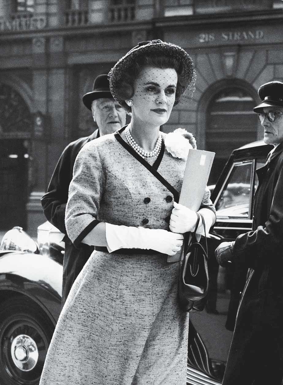 En 1963 se inició la vista contra la duquesa (en la imagen, asistiendo al juicio) en la que su marido reclamaba el divorcio alegando que llevaba una «vida disoluta». El duque aportó varias fotos de ella entre las que figuraba una en la que parecía practicar una felación a un hombre desnudo, cuyo rostro no se veía. Las especulaciones sobre quién era él fueron el cotilleo favorito en Londres durante años. Sigue sin saberse.