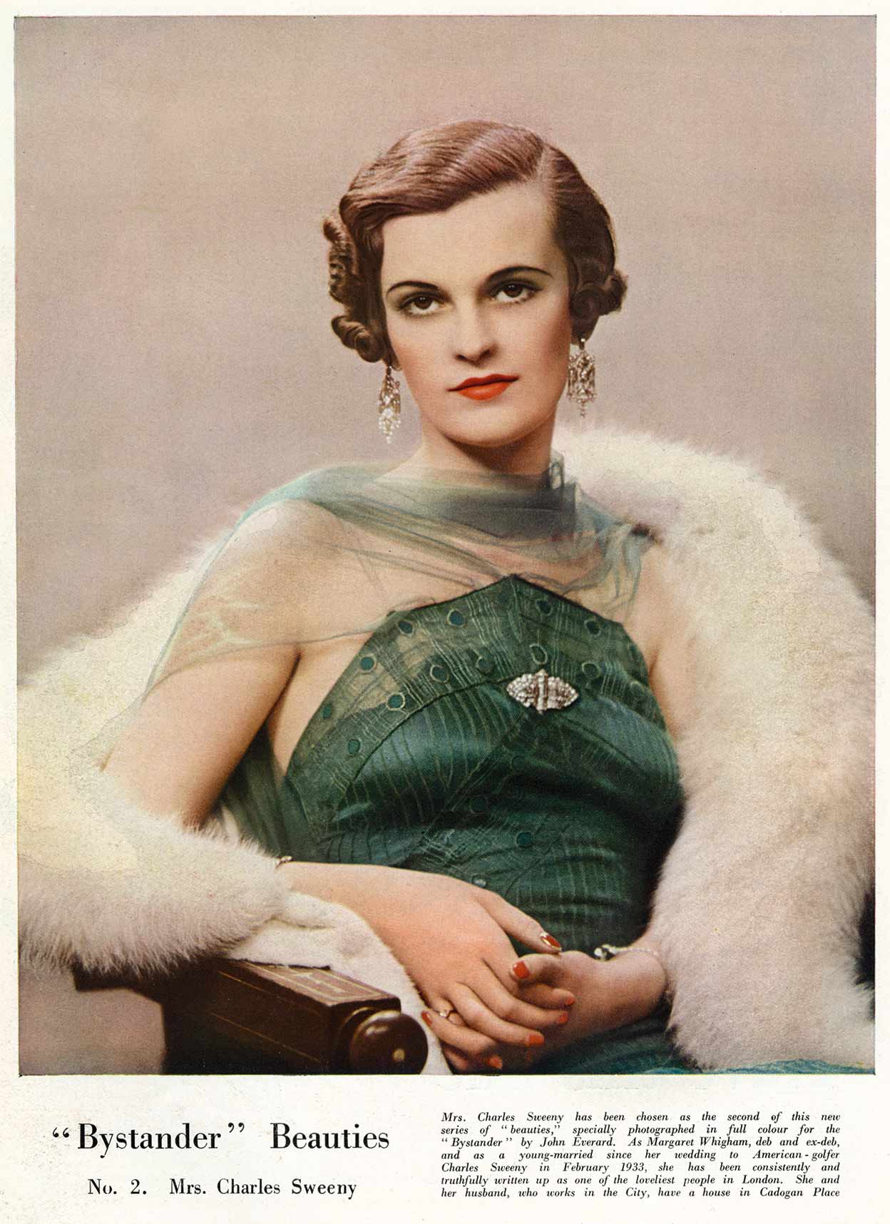 Hija de un millonario del sector textil que hizo fortuna en Estados Unidos, Margaret se convirtió pronto en la estrella de la vida social británica. Acabó sus días en una residencia con la sola compañía de su caniche, Louis. Recibía visitas ocasionales como la de lady Colin Campbell, que fue nuera del duque que la denostó. Cuenta que solían cenar sentadas en el sofá viendo Arriba y abajo, la popular serie de los años setenta. A Margaret le encantaba.