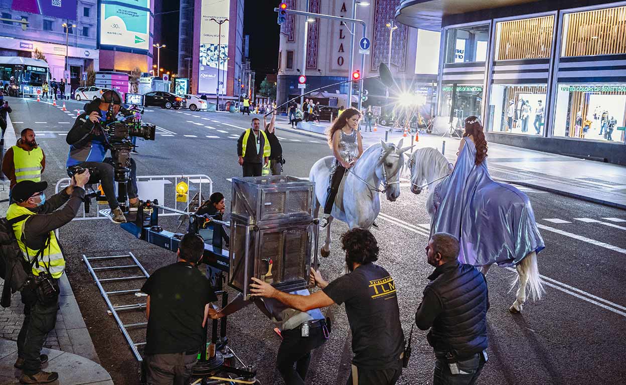 De Caperucita a loba, de Chus Gutiérrez, incluye una escena cuyo rodaje, hace unas semanas, pobló la Gran Vía madrileña de unicornios. Esta emblemática arteria, que Amenábar vació en Abre los ojos, es el lugar más solicitado de toda España como escenario para rodajes.