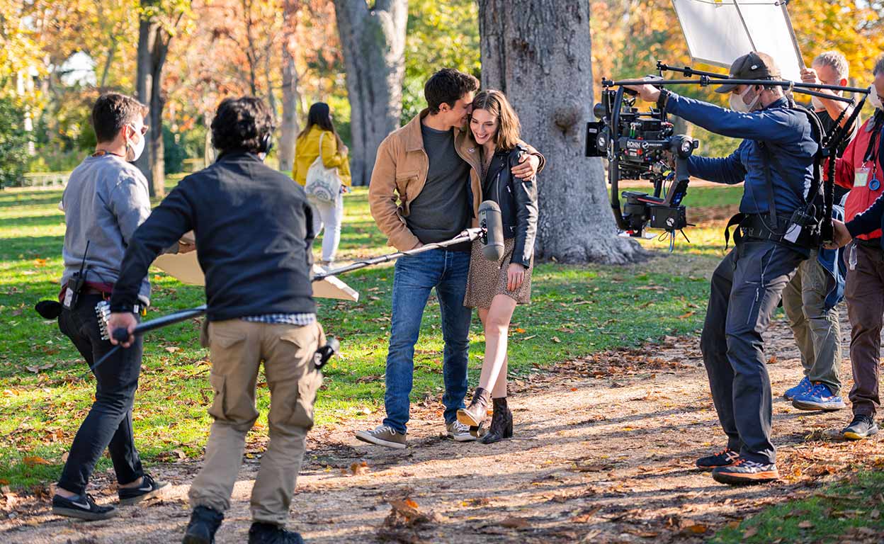 María Valverde y Álex González en el parque del Retiro –codiciada localización en Madrid– en el rodaje de Fuimos canciones, comedia romántica de Netflix. La cinta, que recorre terrazas, restaurantes, bares, plazas y vistas del skyline de la ciudad, es un ejemplo de cómo el cine puede actuar como factor de promoción turística.