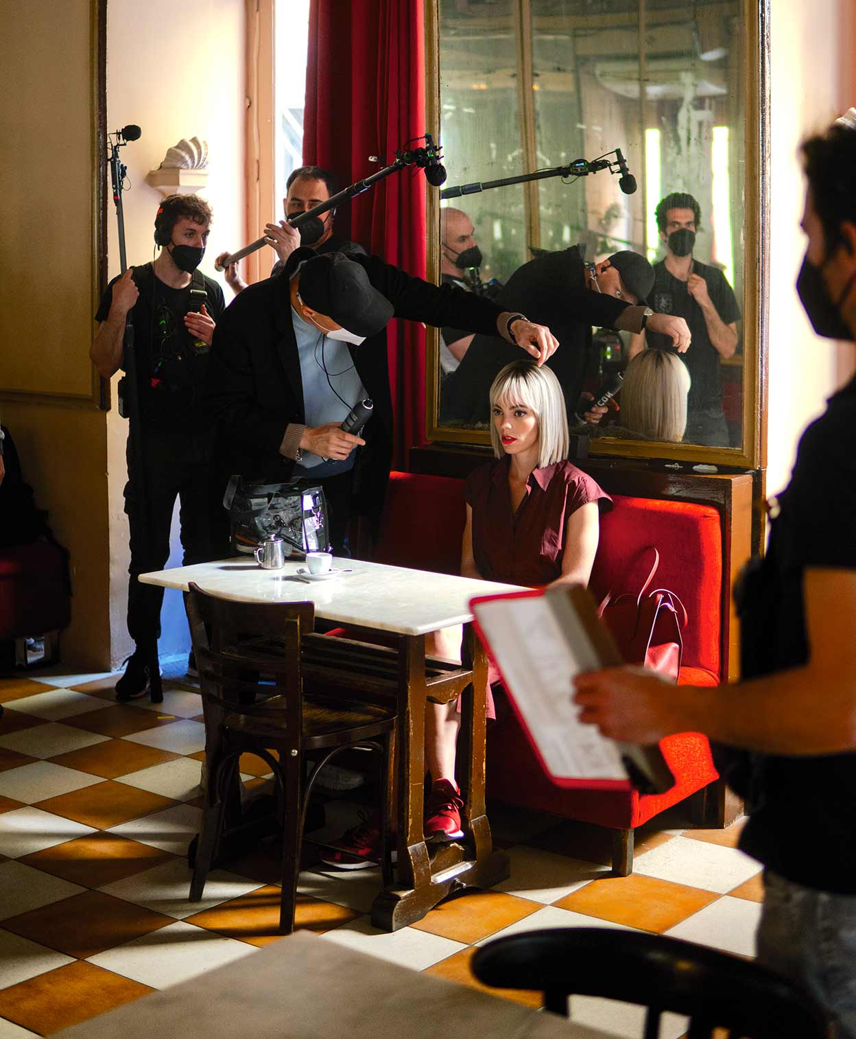 La actriz Vicky Luengo en el Café Barbieri, en el barrio de Lavapiés, durante el rodaje de El doble, capítulo de Rodrigo Sorogoyen de Historias para no dormir. Los cuatro episodios de esta serie de Prime Video se han rodado en Madrid.