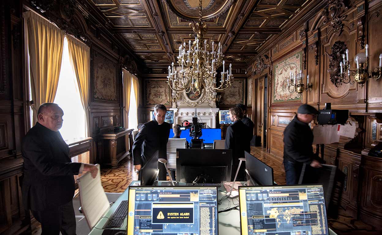Rodaje de La piel del tambor en el palacio de Fernán Núñez de Madrid. Esta adaptación de la novela de Arturo Pérez-Reverte se rueda también en Sevilla y Roma. Su elenco internacional incluye a Paul Guilfoyle –el detective Jim Brass de la serie CSI–, Richard Armitage, Fionnula Flanagan o Amaia Salamanca, y ha sido producida por Enrique Cerezo, fundador de la plataforma de cine español FlixOlé.
