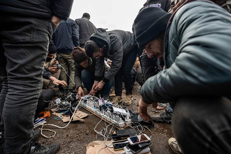 Conocido como 'la jungla', el campo de refugiados de Calais fue desmantelado hace ya cinco años, pero los migrantes permanecen. Lo mismo ocurre en los alrededores de Dunkerque. El objetivo es encontrar una embarcación que los traslade hasta Francia. Las ONG llevan años denunciando las condiciones infrahumanas en las que viven.