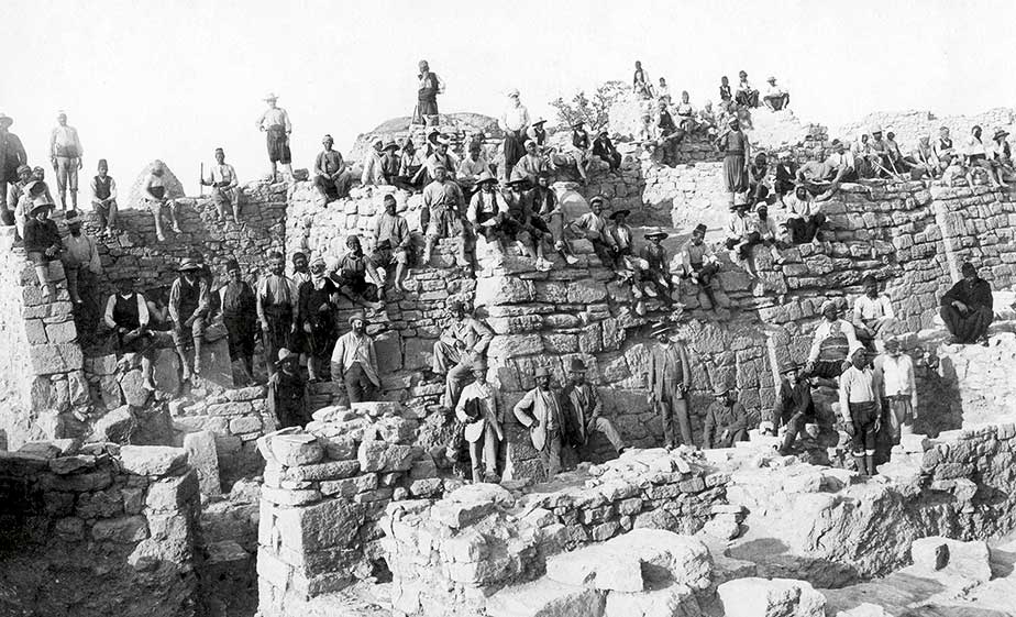 Excavaciones en la colina de Hissarlik, Turquía, en 1890, bajo la dirección de Schliemann. La imagen muestra parte de la muralla de la Troya homérica.