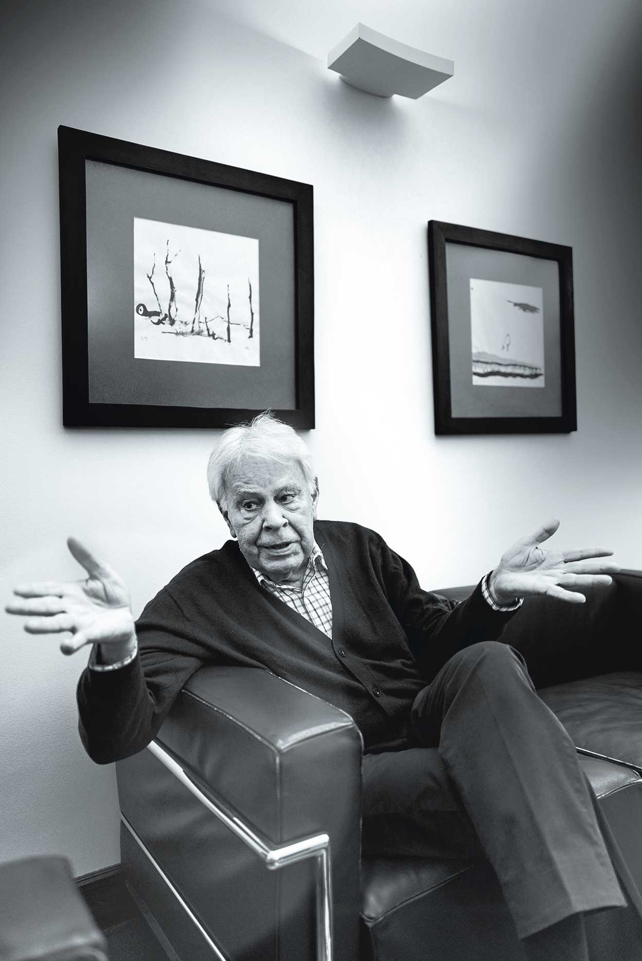 El expresidente sevillano en su casa, en Madrid, rodeado de dibujos a tinta de su hijo David González, que es artista. El histórico líder socialista atesora también otras piezas, entre las que destaca una pequeña maqueta inspirada en el Quijote, su libro de cabecera. «Es imprescindible conocer la condición humana y esta no es un software —dice—. Para conocerla, nada como leer el Quijote».