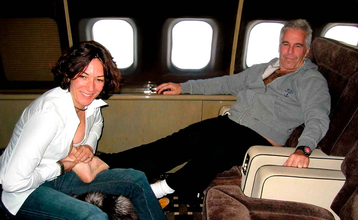 Maxwell, con la camisa desabrochada, masajea los pies a Epstein en su avión privado. Apodado el Lolita Express, transportaba en él a sus víctimas camino de alguna de sus propiedades en Nuevo México, Florida, Islas Vírgenes, París o Nueva York. En el juicio contra Maxwell, el piloto de la aeronave declaró que ella era la «segunda al mando».