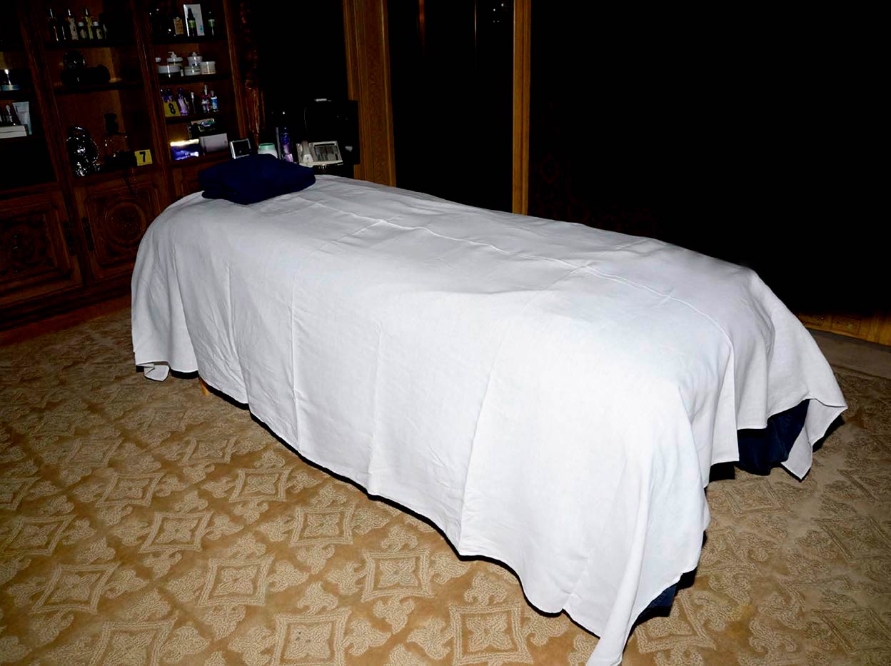 Los abusos, coinciden los testimonios de las víctimas, casi siempre comenzaban en la mesa de masajes. Y con Maxwell muchas veces presente. Epstein solicitaba primero un masaje a la joven en cuestión para pasar poco después a algún tipo de práctica sexual.