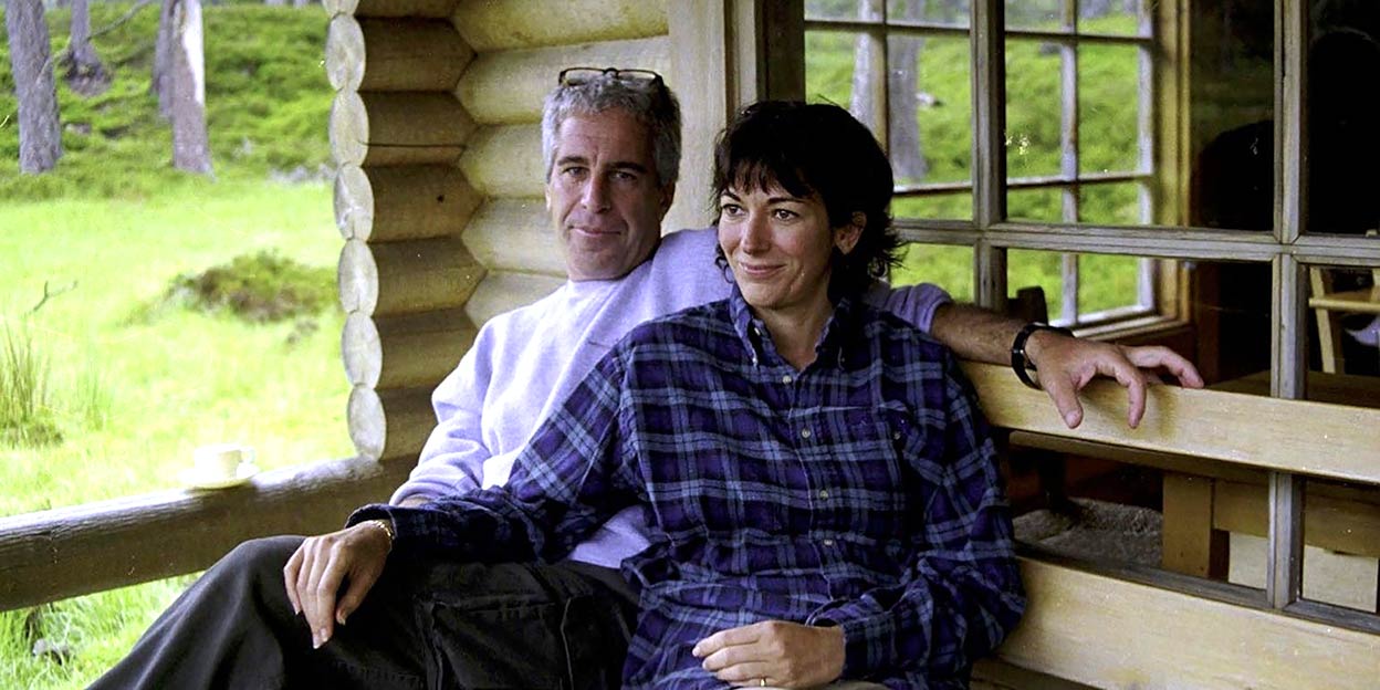 La pareja, invitados del príncipe Andrés, en una cabaña en los terrenos del castillo de Balmoral. Los medios publicaron esta foto junto a otra de la reina Isabel II sentada exactamente en el mismo lugar.