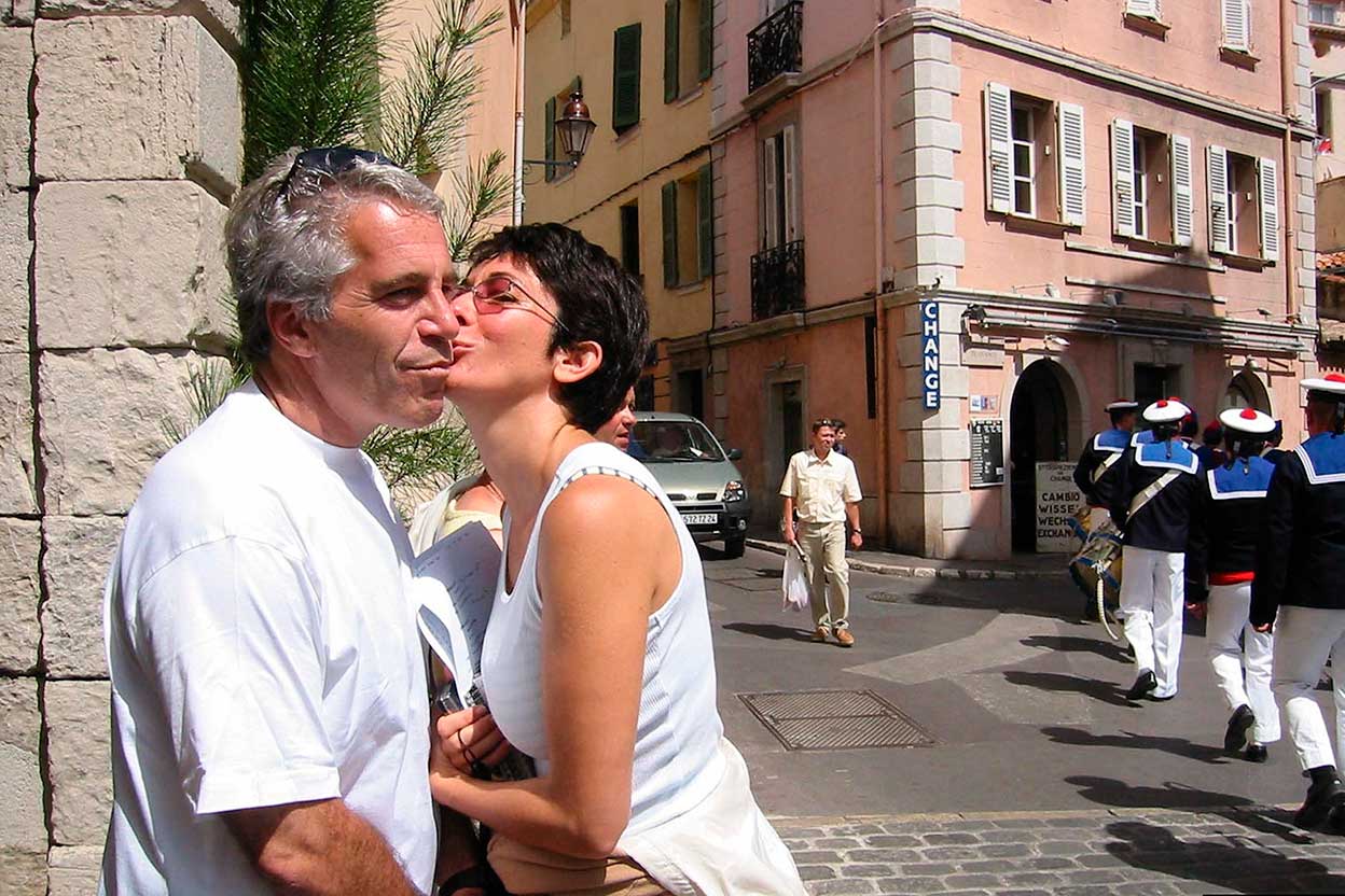 En otra de las fotos del FBI, la pareja (ella más que él) se muestra cariñosa a plena luz en las calles de una ciudad europea.