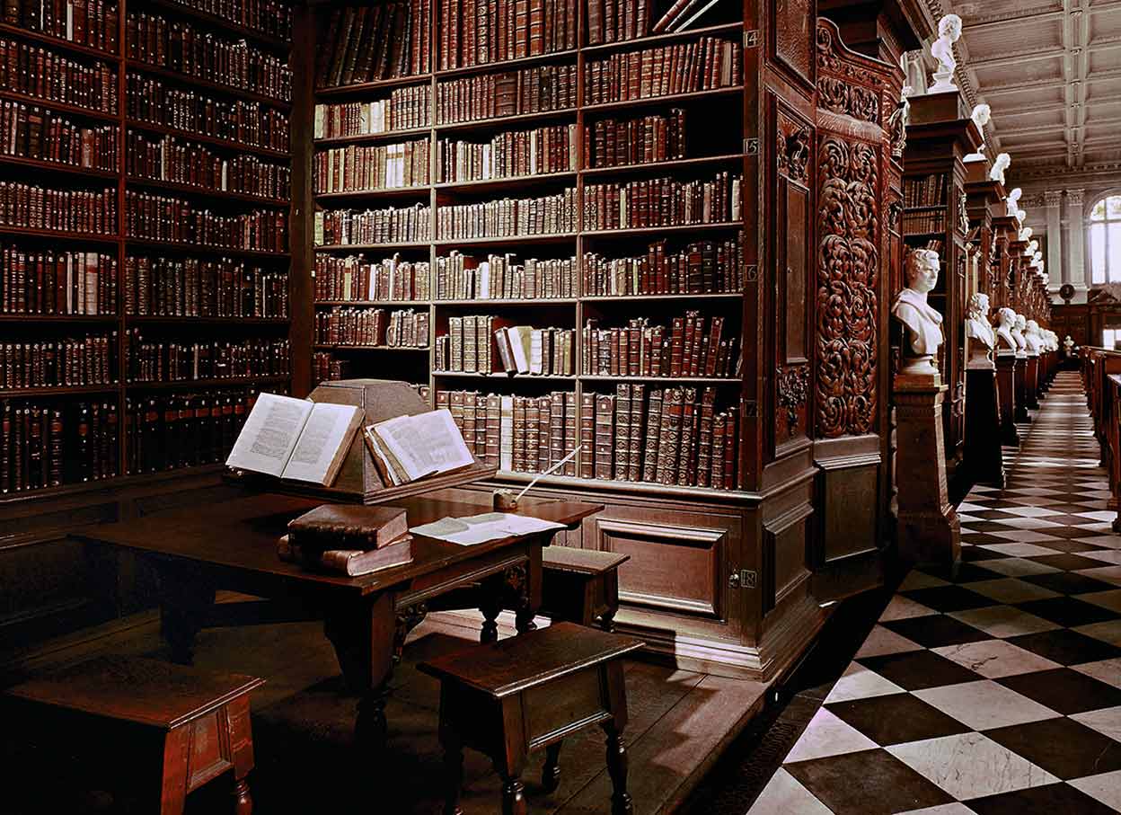 La biblioteca del Trinity College de Cambridge custodia el ejemplar personal de Newton [anotado y corregido por él] de sus 'Principios matemáticos de la filosofía natural'.