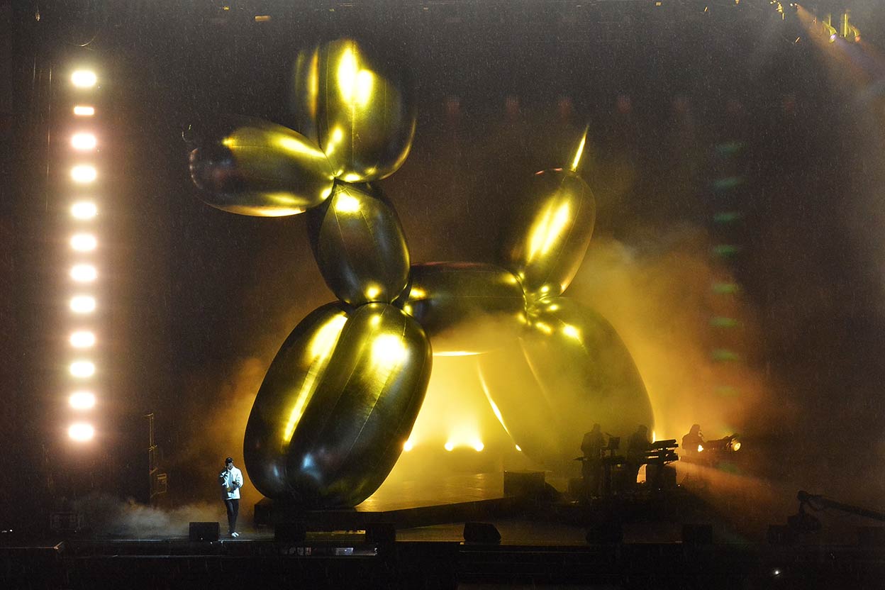En 2017, Jay-Z actuó delante de un perro inflable de 12 metros. Y en la canción Picasso baby, el rapero canta: «Oh, qué sensación, joder, quiero mil millones de globos de Jeff Koons». Aparte de Banksy, es difícil pensar en otro artista que haya entrado en la corriente sanguínea de la cultura popular de la misma manera.