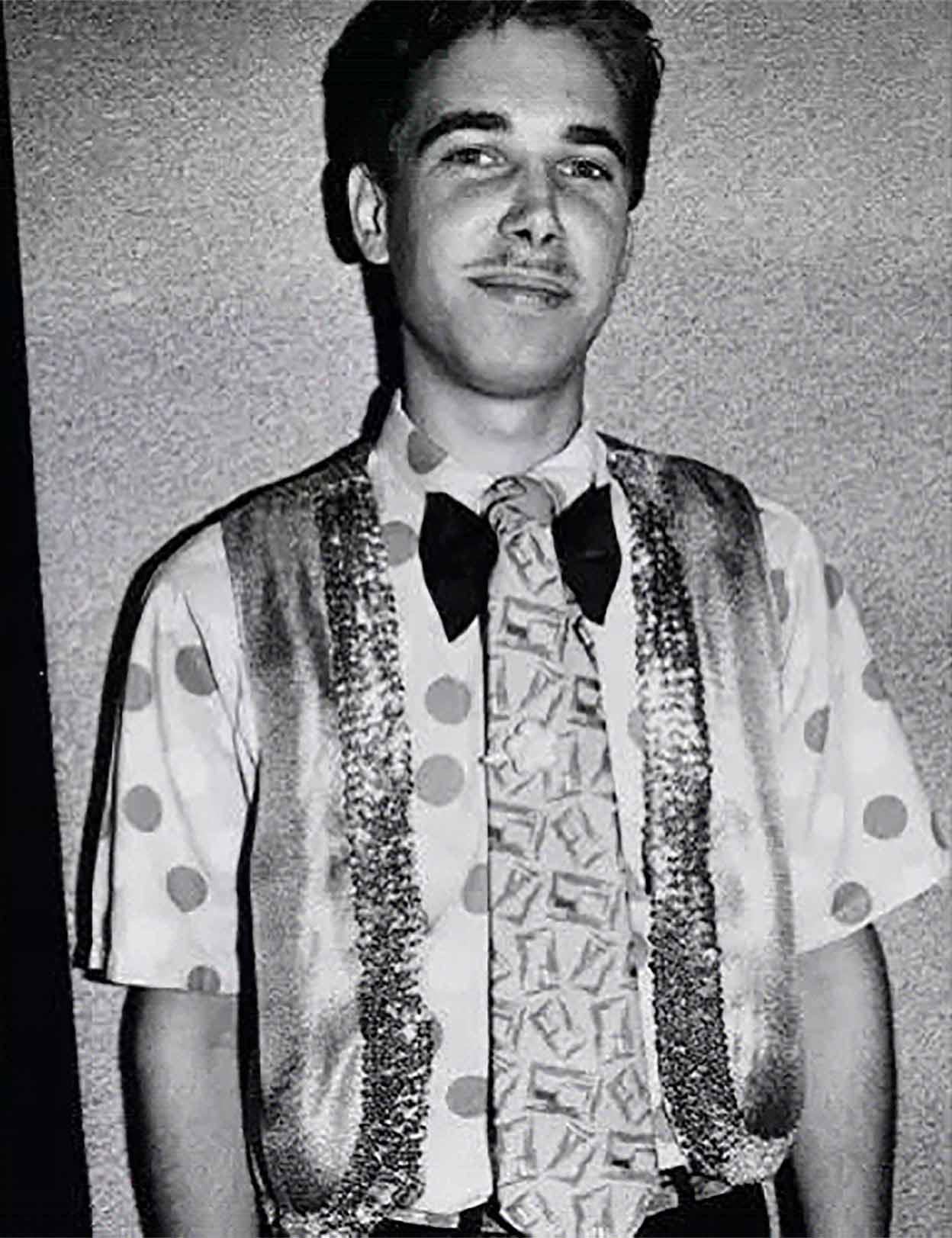 Koons lucía de joven un bigote al estilo de Dalí, quien, dice, influyó en su obra y al que conoció con 17 años. Lo vio brevemente en un hotel. «Lo cierto es que no hablamos mucho, pero con él comprendí que podía hacer cualquier cosa que quisiera».