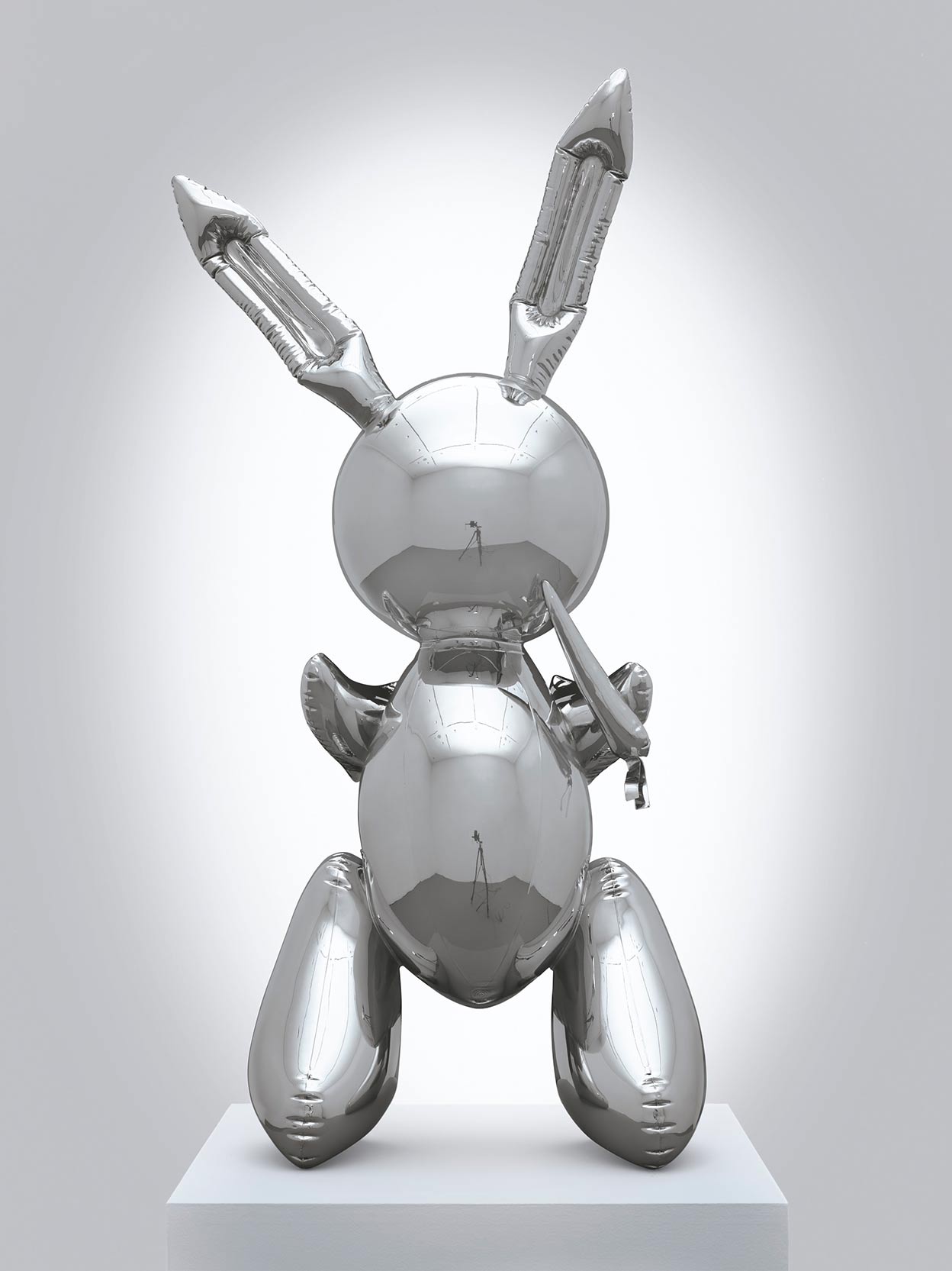 En 2019, Koons se convirtió en el artista vivo más caro cuando su Rabbit de acero inoxidable, modelado a partir de un conejo hinchable infantil [con el que posa en la imagen que, más arriba, abre este reportaje], se vendió por 91 millones de dólares.