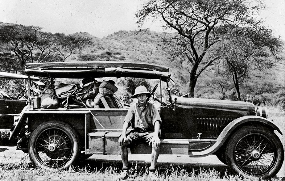 Bror Blixen con el coche con el que fue el primero en cruzar el Sáhara en automóvil. Viajó del Chad a París en 1926, ya divorciado de Karen.