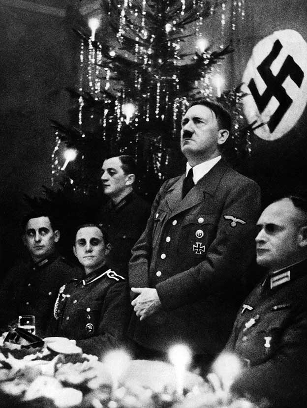 Los nazis conservaron el abeto como símbolo de su celebración 'navideña' porque era muy alemán y lo adornaron con esvásticas y bolas con el rostro de Hitler.