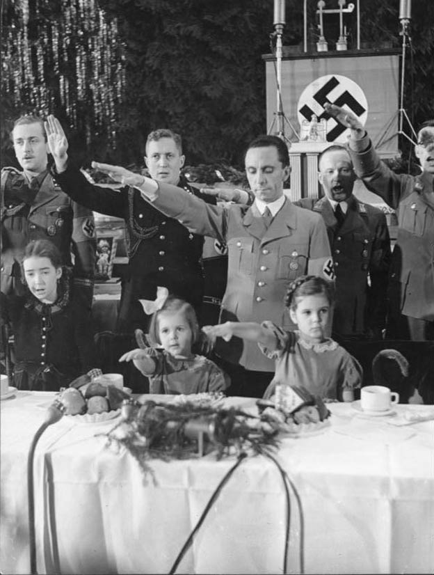 Joseph Goebbels, el ministro de Propaganda nazi, celebra con dos de sus hijas –tuvo seis, mostrados por el régimen como ejemplo de raza aria– la Navidad de 1937. Los seis pequeños fueron asesinados por sus padres en Berlín el 1 de mayo de 1945, el mismo día en que, ante la inminente derrota nazi, Goebbles y su mujer, Magda, se suicidaron.
