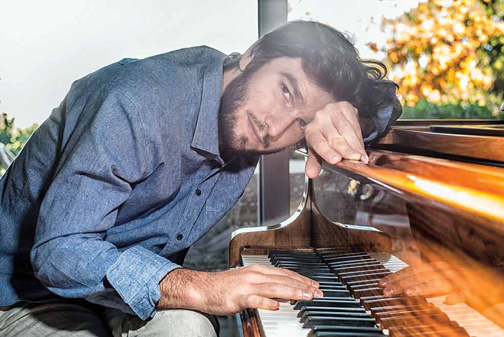 «Me gusta arriesgar, hacer cosas diferentes», cuenta Lucas Vidal. Su primer disco, Karma, une la música electrónica y la clásica. «Intento llevar a un auditorio de música clásica a los que escuchan música electrónica y atraer a un concierto de electrónica a los de clásica», confiesa.