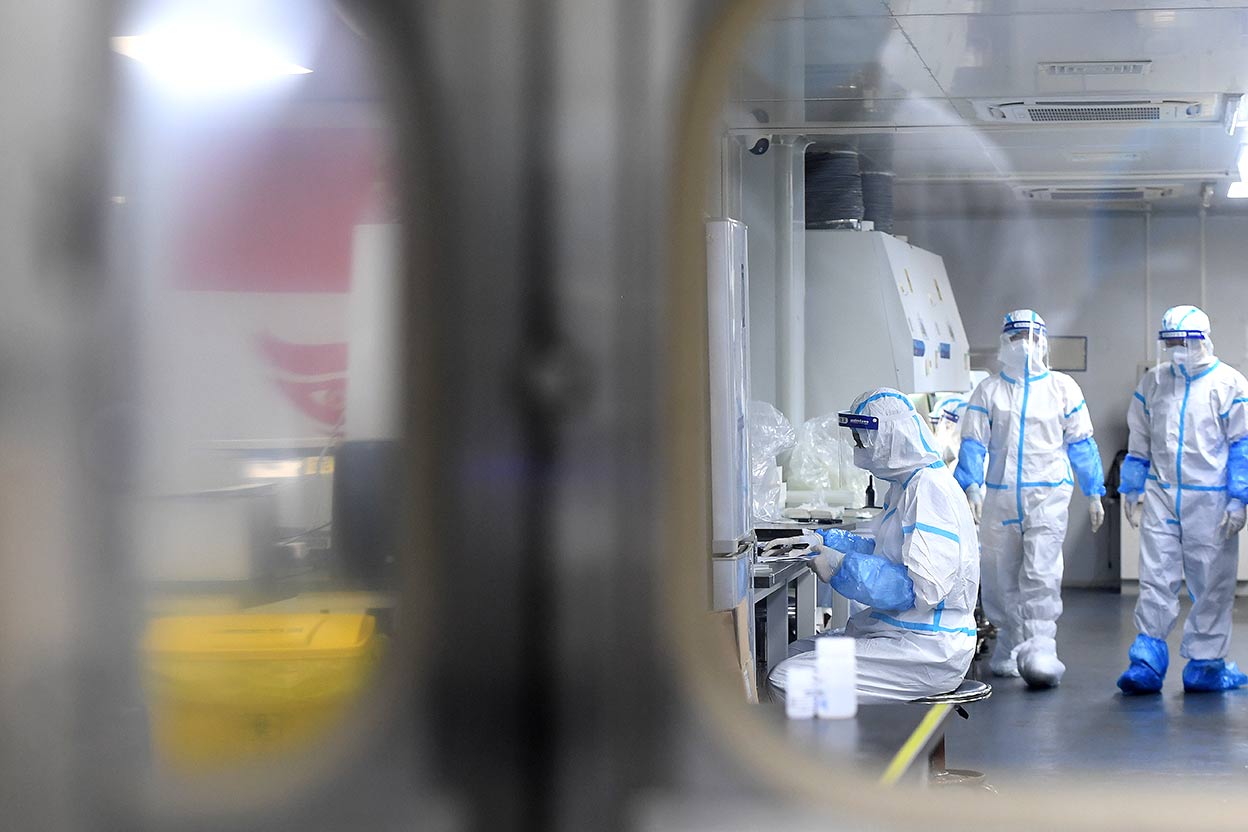 Bióloga molecular especializada en ingeniería celular, Chan trabaja en el Instituto Broad del MIT y Harvard. Canadiense con raíces en Singapur, recibió insultos y amenazas, sobre todo de origen chino, por plantear que el virus podría haberse escapado de un laboratorio.