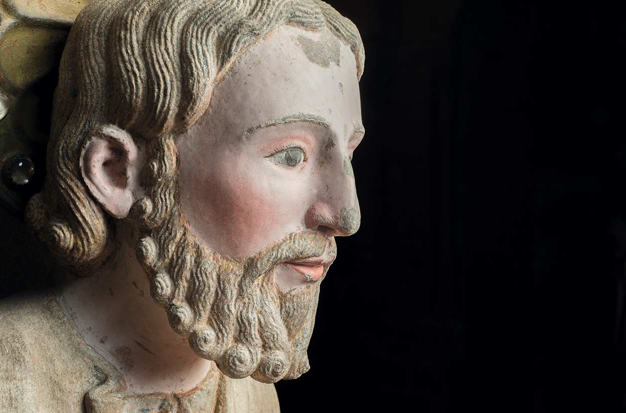 Para colorear las carnaciones (manos, pies y rostros) los artistas del siglo XII utilizaron abundante color blanco, rico en plomo, y utilizaron aceite de lino, de ahí el sorprendente color carne que todavía conservan y su brillo aceitoso.