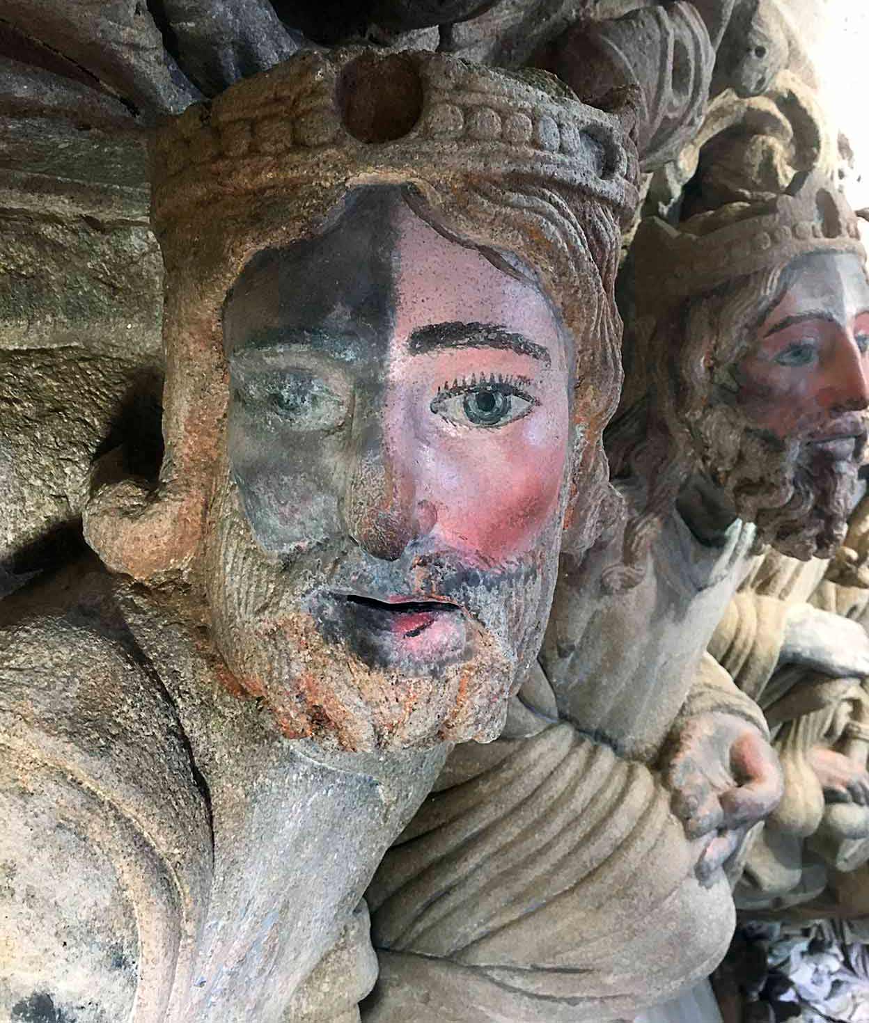 Detalle de la limpieza parcial del anciano con el organistrum (instrumento medieval). Se han retirado suciedad, sales, restos de naturaleza biológica y productos acrílicos.