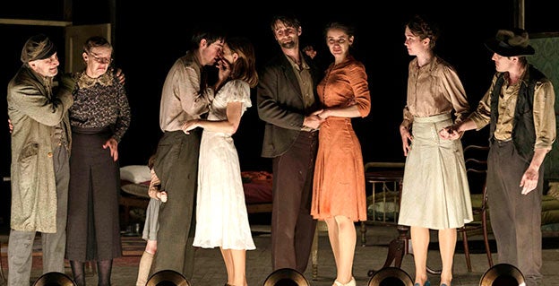 Su nueva película, El amor en su lugar, rodada en inglés, retrata a un grupo de actores de teatro en el gueto de Varsovia. «Es una historia de gente que quiere vivir media hora más. Porque en mi cine, por muy cursi que resulte, siempre hay una luz que brilla en la oscuridad», dice Cortés.