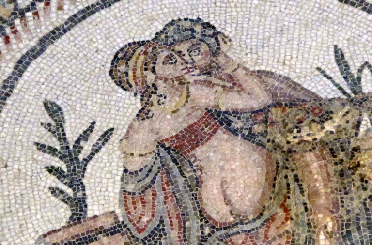 La iconografía de la antigua Roma, como este mosaico o los murales de Pompeya, no representaban la realidad, sino el deseo. En la vida real, solo se debía hacer el amor de noche, y la mujer nunca se desnudaba del todo.