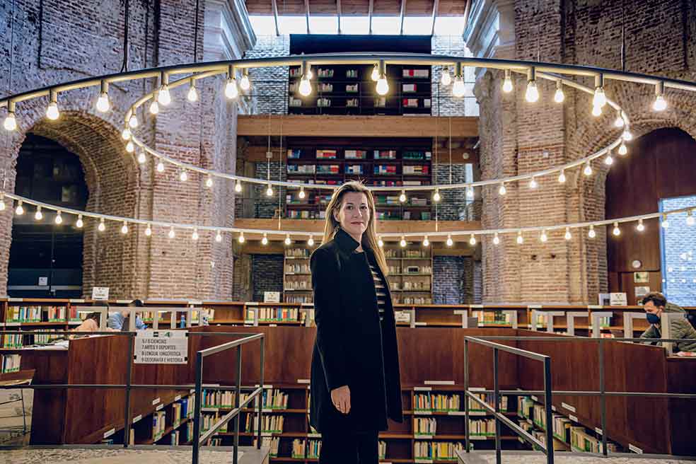 "Mi casa era una inmensa biblioteca, los libros desbordaban todas las habitaciones, era difícil no leer", recuerda Eva García Sáenz de Urturi, aquí en la Biblioteca Escuelas Pías-UNED, de Madrid.