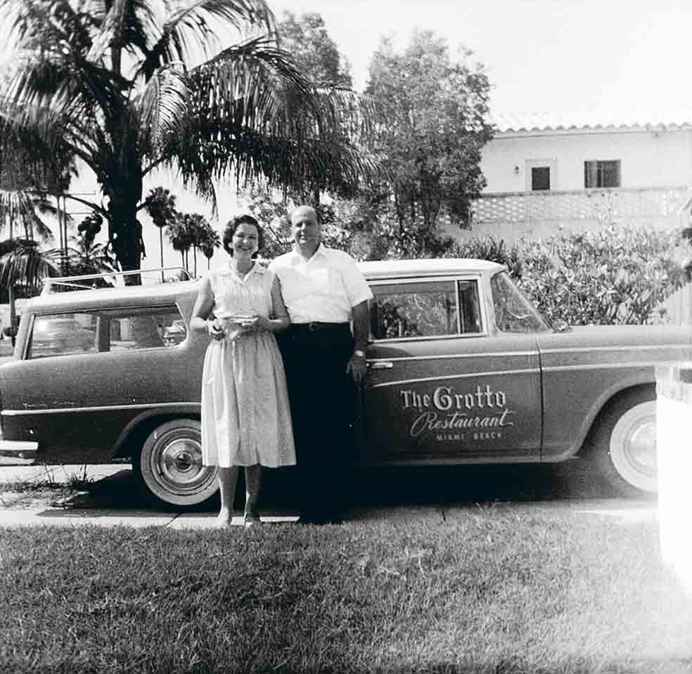 Sonny, el único hijo de Capone, con su mujer en 1953, en The Grotto, su restaurante de Miami. El Sindicato del Crimen siempre cuidó de que nada le faltara a Sonny tras la muerte del gran capo.
