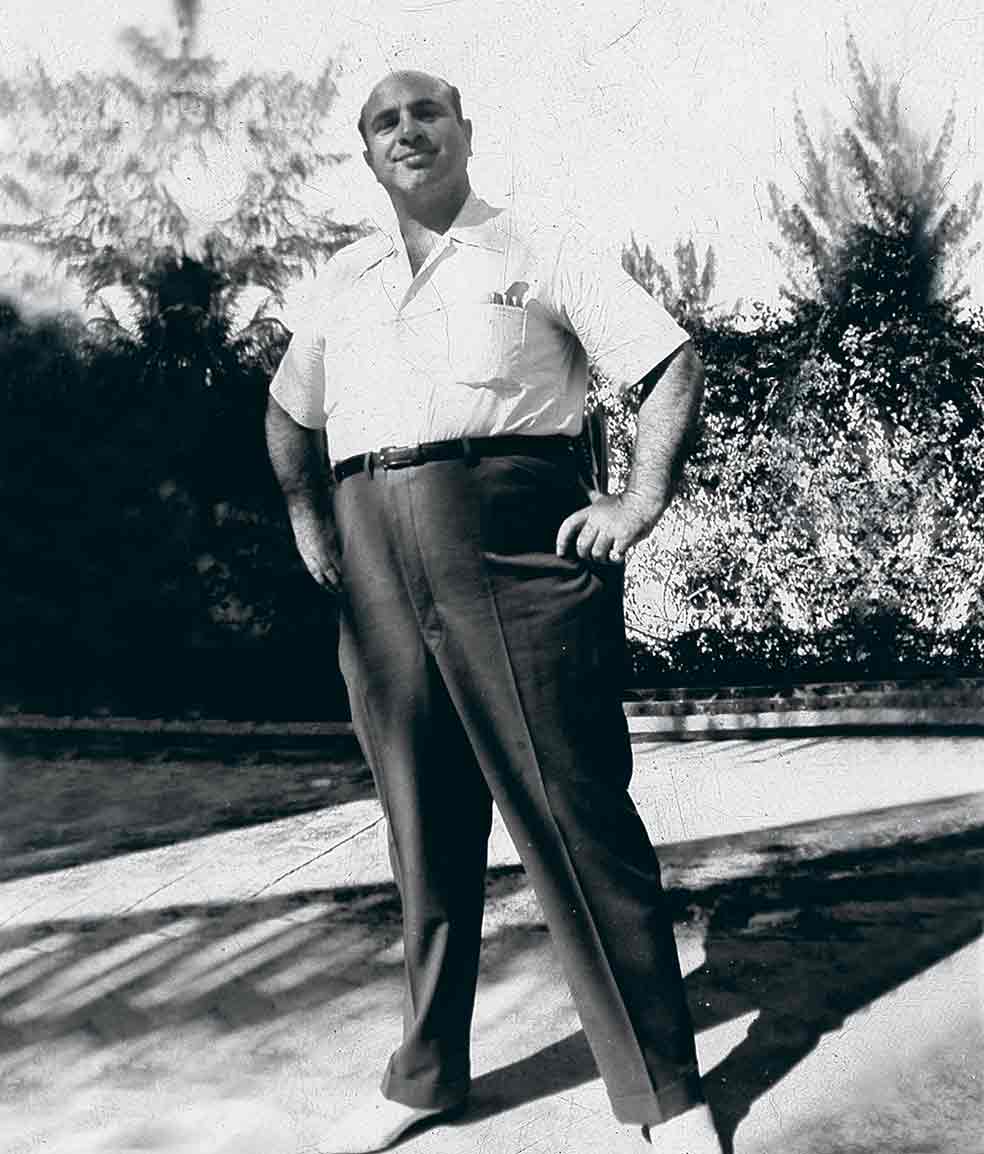 «Cuando Al nos visitaba, me compraban un vestido. Siempre nos hacía reír», recuerda Deirdre, que en la foto de apertura posa con Al Capone disfrazado de Papá Noel. «Parecía un niño, pero si entraba alguien ajeno a la familia su mirada se endurecía». En esta imagen, el gánster en Miami, a donde se retiró con su madre, su esposa y su hijo tras pasar siete años y medio en prisión.