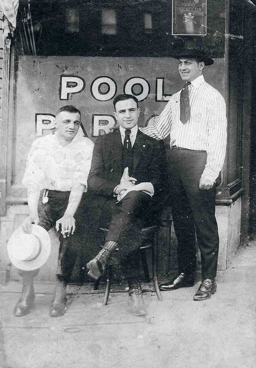 Al Capone, en el centro, con dos de sus hermanos el día en que, según recuerda su sobrina, se graduó. El padre de Al moriría en este mismo lugar en 1920 de un paro cardiaco.